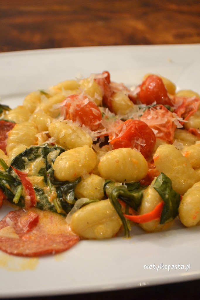 Gnocchi z salami i ostrym sosem śmietanowym