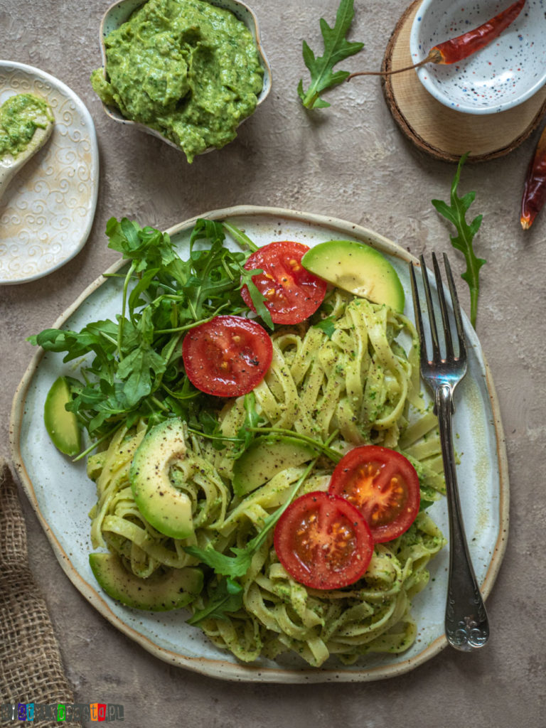 Makaron z pesto z awokado i rukoli