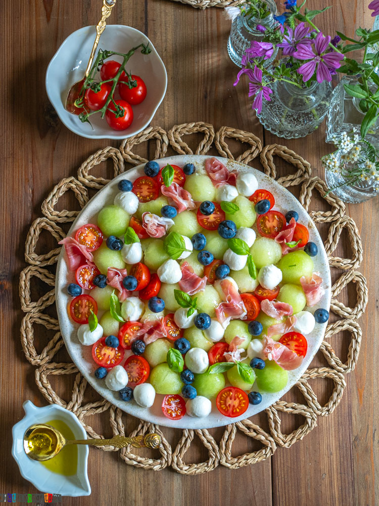 sałatka z melonem i mozzarellą