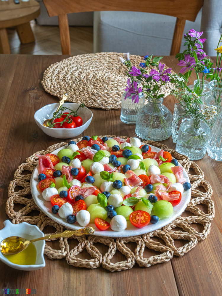 sałatka z melonem i mozzarellą